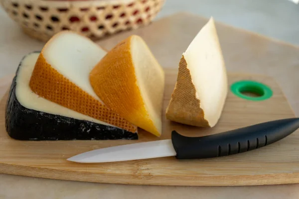 奶酪系列 有许多小孔的法国面奶酪 意大利面乳酪 法国面乳酪 意大利面乳酪 — 图库照片