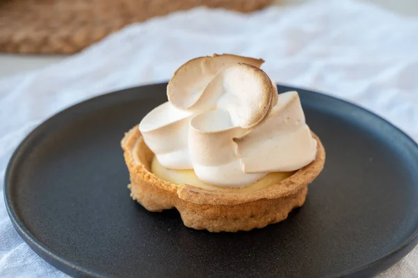 Crostata Limone Con Uova Bianche Meringa Dalla Pasticceria Francese — Foto Stock