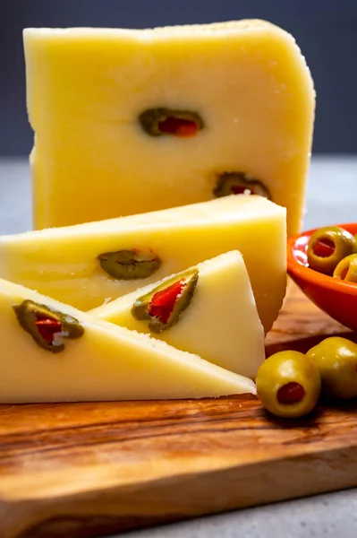 奶酪系列 新鲜的意大利果冻奶酪 用羊奶制成 里面塞满了绿色橄榄和红甜红辣椒 — 图库照片