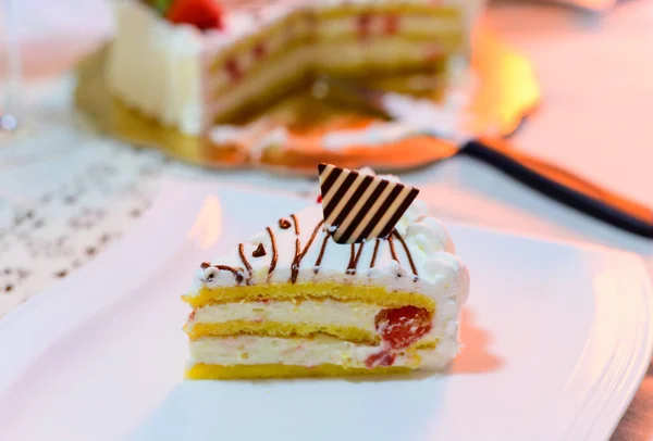Pastel Tradicional Cumpleaños Italiano Blanco Con Fresa Cerca — Foto de Stock