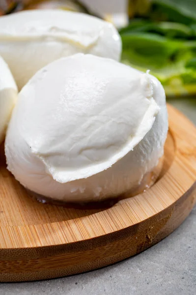 カンパニア産の新鮮な手作りソフトイタリアチーズ 牛のミルクから作られた水牛のモッツァレラチーズの白いボールを閉じる — ストック写真