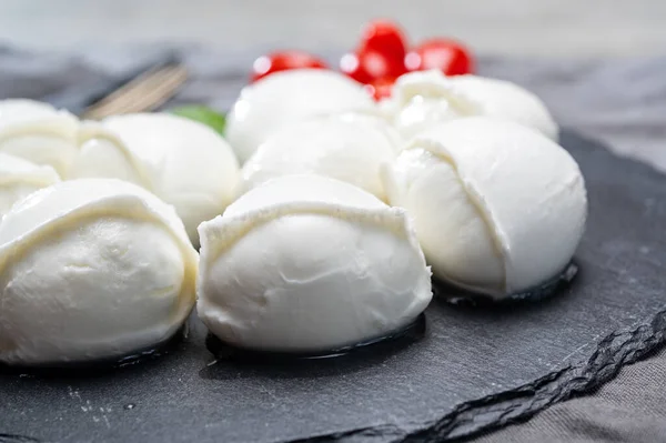 Comida Italiana Saborosa Bolinhas Queijo Macio Mussarela Búfalo Branco Fresco — Fotografia de Stock