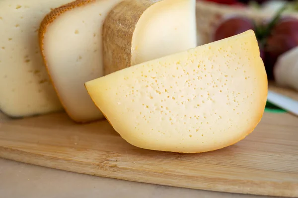 Coleção Queijos Queijo Francês Fol Epi Com Muitos Pequenos Buracos — Fotografia de Stock