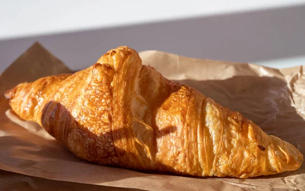 Desayuno Francés Panadería Servido Aire Libre Tazas Café Croissants Recién —  Fotos de Stock