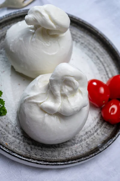 Sbírka Sýrů Čerstvé Měkké Bílé Burrata Sýrové Kuličky Mozzarelly Smetany — Stock fotografie