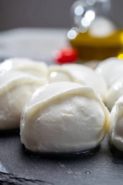 Lezzetli Talyan Yemekleri Taze Beyaz Bufalo Mozzarella Yumuşak Peynir Topları — Stok fotoğraf