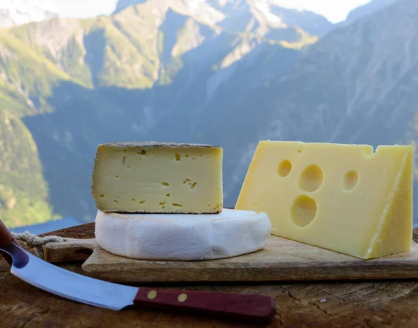 Colección Quesos Emmental Francés Tomme Reblochon Savoie Quesos Servidos Aire — Foto de Stock