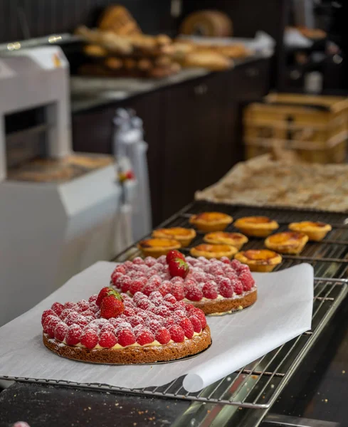 Surtido Pastelería Dulce Horneada Fresca Francesa Con Frutas Bayas Frescas — Foto de Stock