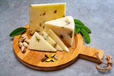 Peynir koleksiyonu, koyun sütünden yapılmış taze İtalyan pecorino peyniri Bronte, Sicilya 'dan fıstıklı şam fıstığı.