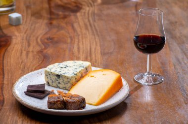 Farklı peynirleri sert alkollü içecekler, viski, konyak veya Calvados ile tatmak ve eşleştirmek.