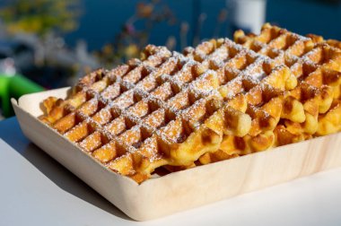 Belçika 'nın Dinant, Wallonia, Belçika' da Maas nehri manzaralı tatlı taze Belçika waffleları servis edilir.