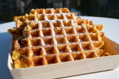 Belçika 'nın Dinant, Wallonia, Belçika' da Maas nehri manzaralı tatlı taze Belçika waffleları servis edilir.