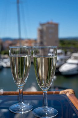 Arka planda Port Grimaud, Var, Provence, Fransa 'nın şampanyalı şarabı ve yelkenli cenneti olan yaz partisi