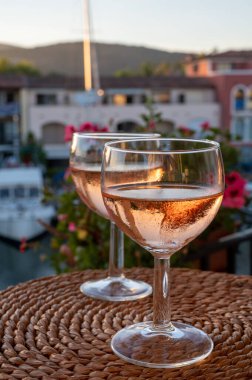 Yazın günbatımında yerel soğuk gül şarabı içmek arka planda liman, Provence, Var, Fransa