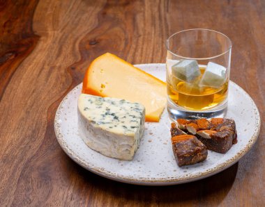 Farklı peynirleri sert alkollü içecekler, viski, konyak veya Calvados ile tatmak ve eşleştirmek.
