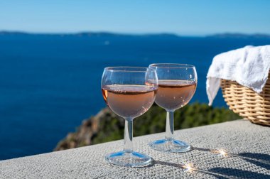 Yazın günbatımında yerel soğuk gül şarabı içmek arka planda liman, Provence, Var, Fransa