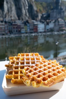 Belçika 'nın Dinant, Wallonia, Belçika' da Maas nehri manzaralı tatlı taze Belçika waffleları servis edilir.