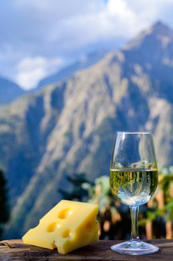 Bir bardak İsviçre viskisi ya da savoy beyaz şarap ve Alp dağlarının zirvelerinde güneşli bir günde doruk noktası olan sarı emmental peynir.