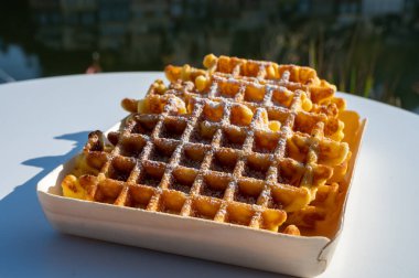 Belçika 'nın Dinant, Wallonia, Belçika' da Maas nehri manzaralı tatlı taze Belçika waffleları servis edilir.