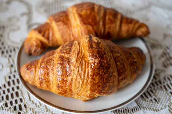 Zwei Frisch Gebackene Blätterteigcroissants Traditionelles Französisches Frühstück Aus Nächster Nähe — Stockfoto