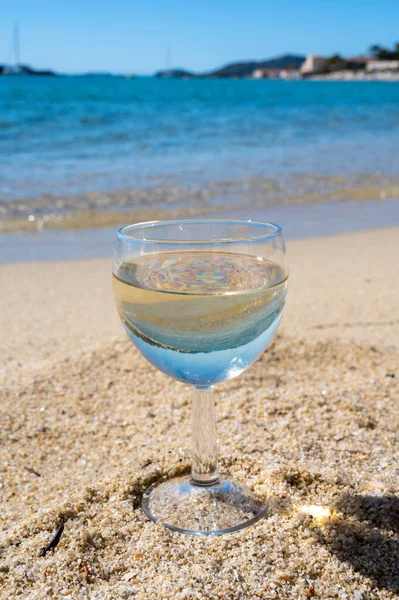 Glas Lokale Droge Witte Wijn Wit Zandstrand Blauwe Middellandse Zee — Stockfoto