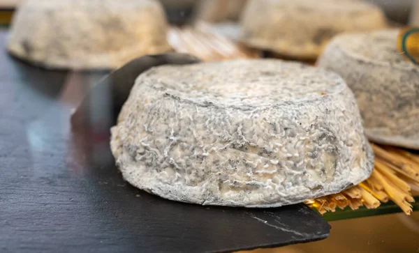 奶酪收集 法国诺曼底地区的山羊奶制成的法国灰色奶酪关门了 — 图库照片