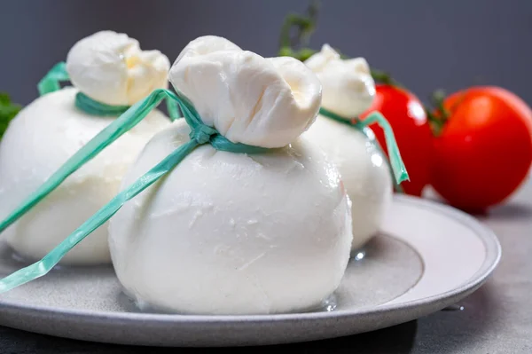 Peynir Koleksiyonu Puglia Dan Taze Talyan Peyniri Beyaz Burrata Topları — Stok fotoğraf