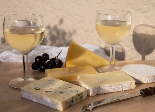 Degustación Maridaje Vino Blanco Frío Con Diferentes Quesos Franceses Soleada — Foto de Stock