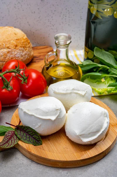 Fresh Handmade Soft Italian Cheese Campania White Balls Buffalo Mozzarella — Stock Photo, Image