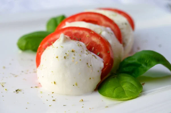 Frischer Caprese Salat Mit Weichem Italienischen Käse Mozzarella Büffel Grünem — Stockfoto