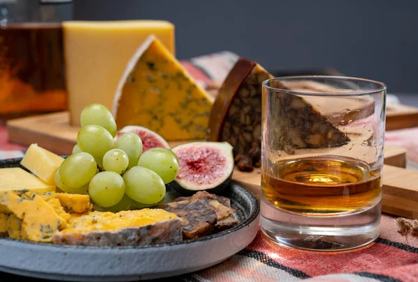 Tasting of Irish blended whiskey and different cheeses from Ireland