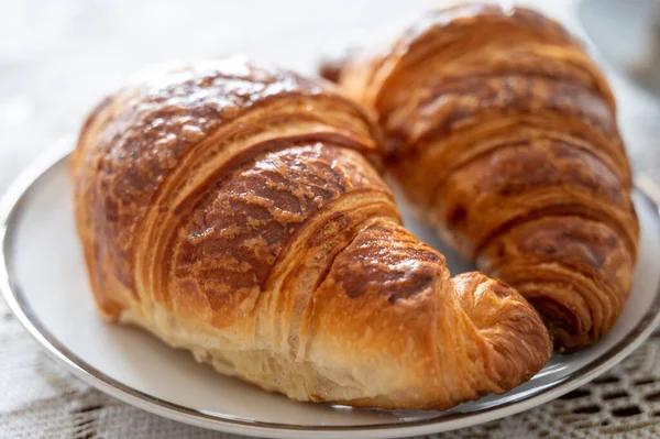 Dos Croissants Recién Horneados Desayuno Francés Tradicional Cerca — Foto de Stock