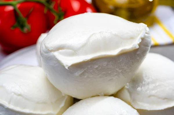 Queijo Italiano Macio Feito Mão Fresco Campânia Bolas Brancas Queijo — Fotografia de Stock