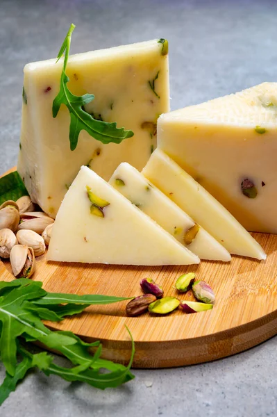 奶酪系列 新鲜的意大利山核桃奶酪 用羊奶制成 里面塞满了勃朗特 西西里的开心果和绿色的红辣椒火箭沙拉 — 图库照片
