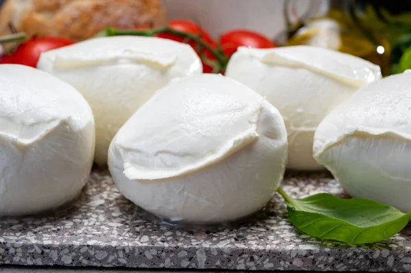 Frischer Handgemachter Italienischer Weichkäse Aus Kampanien Weiße Büffelmozzarella Bällchen Aus — Stockfoto