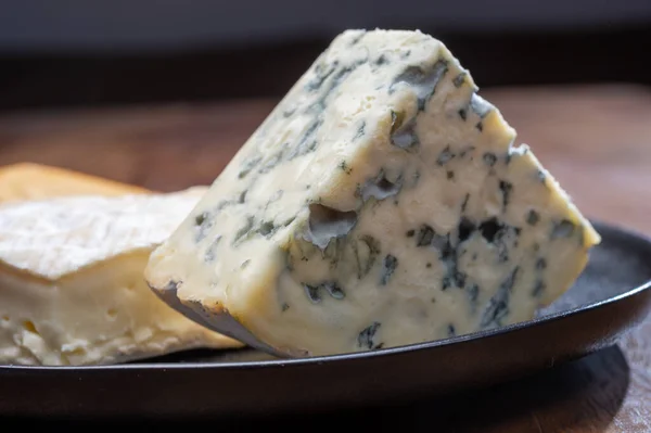 Colección Quesos Queso Azul Camembert Brie Servido Como Postre Con —  Fotos de Stock