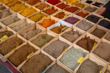 Toulouse 'da kutularda kurutulmuş Orta Doğu ve Hint baharatları var.