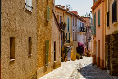 Renkli Collioure manzarası, dar sokaklar ve sarı, pembe, turuncu evler, yazlık tatil beldeleri tarihi buding ve plajlar, Pirenes-Orientales, Fransa yazın
