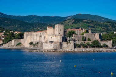 Renkli Collioure manzarası, dar sokaklar ve sarı, pembe, turuncu evler, yazlık tatil beldeleri tarihi buding ve plajlar, Pirenes-Orientales, Fransa yazın