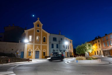 Gece renkli Collioure manzarası, dar sokaklar ve sarı, pembe, turuncu evler, yaz tatilleri, tarihi yerler ve plajlar, Pireneler-Orientales, Fransa