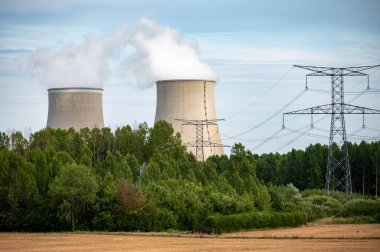 NPP 'nin soğutma kuleleri, nükleer santral termik santrali ısı kaynağının nükleer reaktör, Fransa, Avrupa, ucuz enerji kaynağı, Belleville-sur-Loire