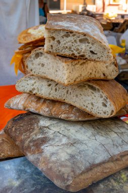 Provence 'deki Fransız esnaf fırını, çavdar ve buğday ekmeği ve baget, Fransa, gıda pazarında satılık Fransız ekmeği.