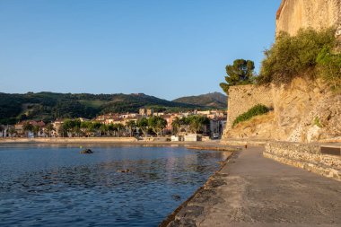 Renkli Collioure 'un sabah manzarası, dar sokaklar ve sarı, pembe, turuncu evler, yazlık tatil beldeleri tarihi buding ve plajlar, Pireneler-Orientales, Fransa