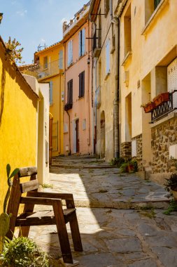 Renkli Collioure manzarası, dar sokaklar ve sarı, pembe, turuncu evler, yazlık tatil beldeleri tarihi buding ve plajlar, Pirenes-Orientales, Fransa yazın