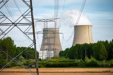 NPP 'nin soğutma kuleleri, nükleer santral termik santrali ısı kaynağının nükleer reaktör, Fransa, Avrupa, ucuz enerji kaynağı, Belleville-sur-Loire