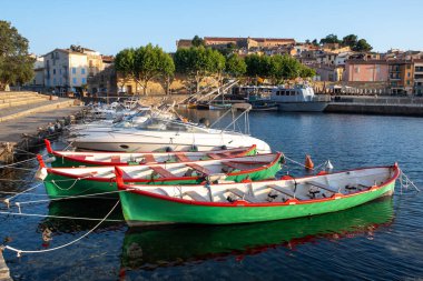 Renkli Collioure manzarası, dar sokaklar ve sarı, pembe, turuncu evler, yazlık tatil beldeleri tarihi buding ve plajlar, Pirenes-Orientales, Fransa yazın