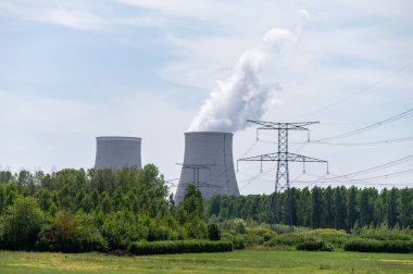 NPP 'nin soğutma kuleleri, nükleer santral termik santrali ısı kaynağının nükleer reaktör, Fransa, Avrupa, ucuz enerji kaynağı, Belleville-sur-Loire