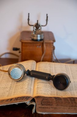 İletişim gelişimi, eski ahşap ahşap çevirmeli telefon ve telefon numaraları katalog kitabı 1937, 20. yüzyılın teknolojisi.
