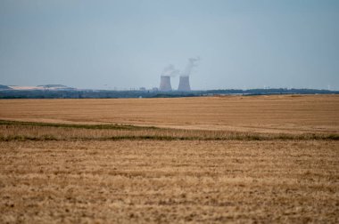 NPP 'nin soğutma kuleleri, nükleer santral termik santrali ısı kaynağının nükleer reaktör, Fransa, Avrupa, ucuz enerji kaynağı, Belleville-sur-Loire