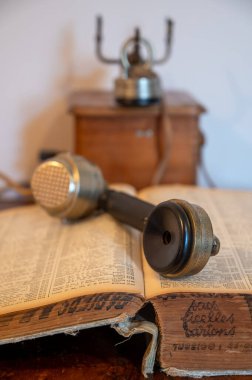 İletişim gelişimi, eski ahşap ahşap çevirmeli telefon ve telefon numaraları katalog kitabı 1937, 20. yüzyılın teknolojisi.
